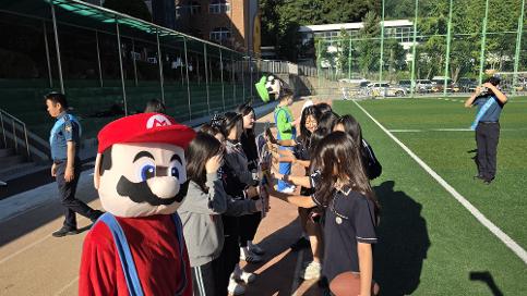 호계중학교, 학생 주도 학교폭력예방 동아리‘따뜻한 가게’와 함께하는 하이-파이브 아침맞이
