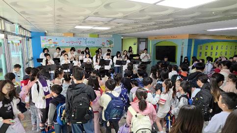 (삼봉초)어린이날 맞이 '사랑과 감동의 등교 맞이' 행사 개최